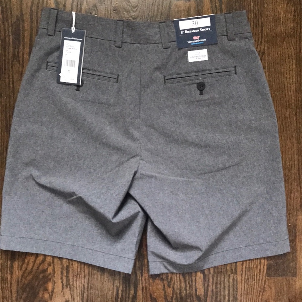 8” breaker performance short. Vineyard Vine